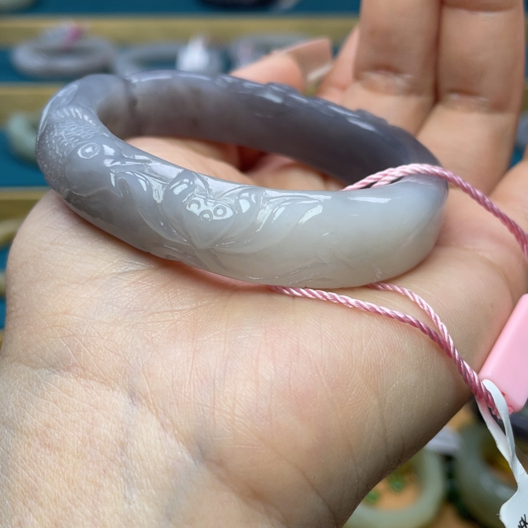 和田玉手镯52圈口。编号100未镶嵌