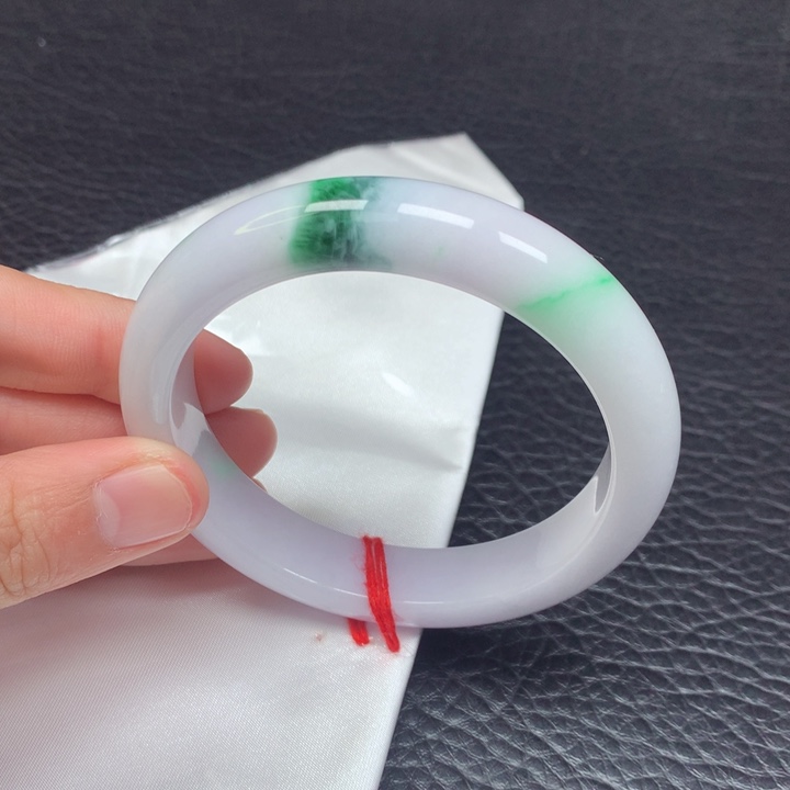 翡翠手镯未镶嵌。