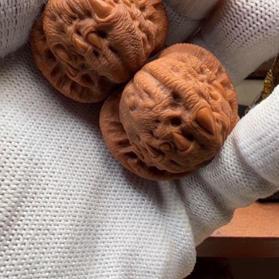 把件核桃自*33.4白狮子核桃雕刻吞噬