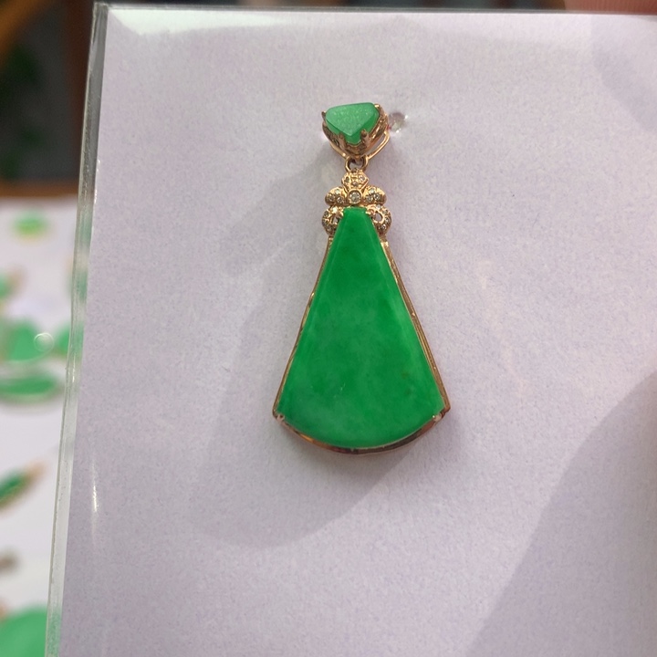 翡翠颈饰18K金镶嵌翡翠