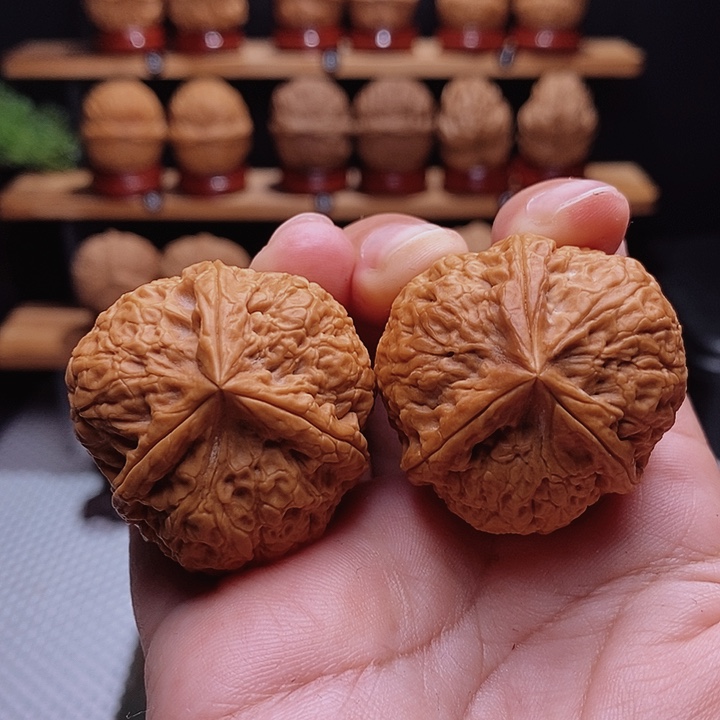 文玩核桃把件金鼎三棱18