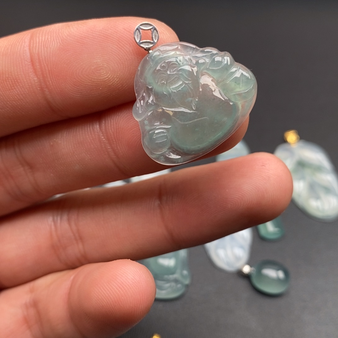 颈饰18K金镶嵌翡翠