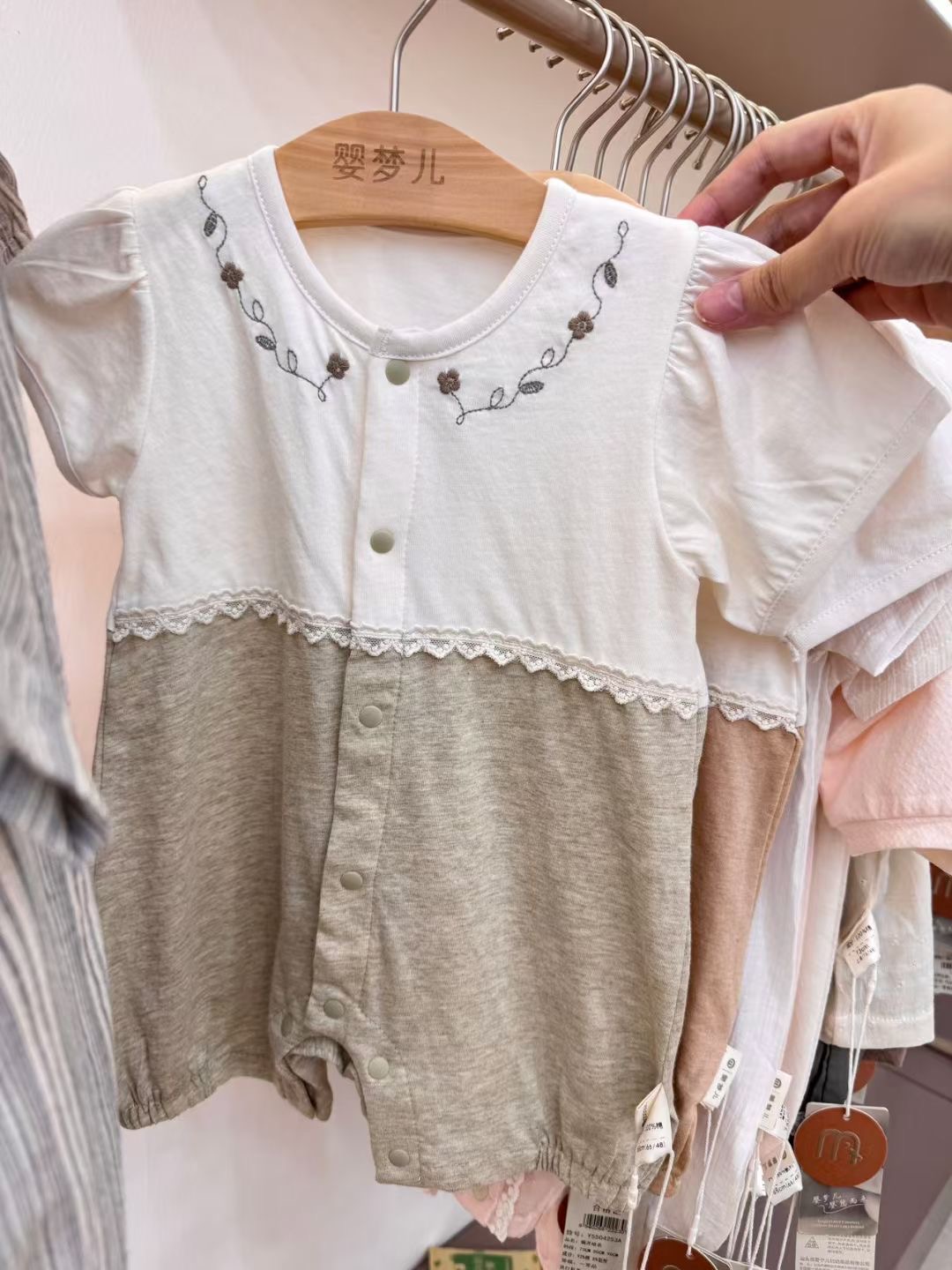 2025夏季薄款女宝宝短袖连体哈衣婴儿短爬外出服洋气可爱-婴梦儿