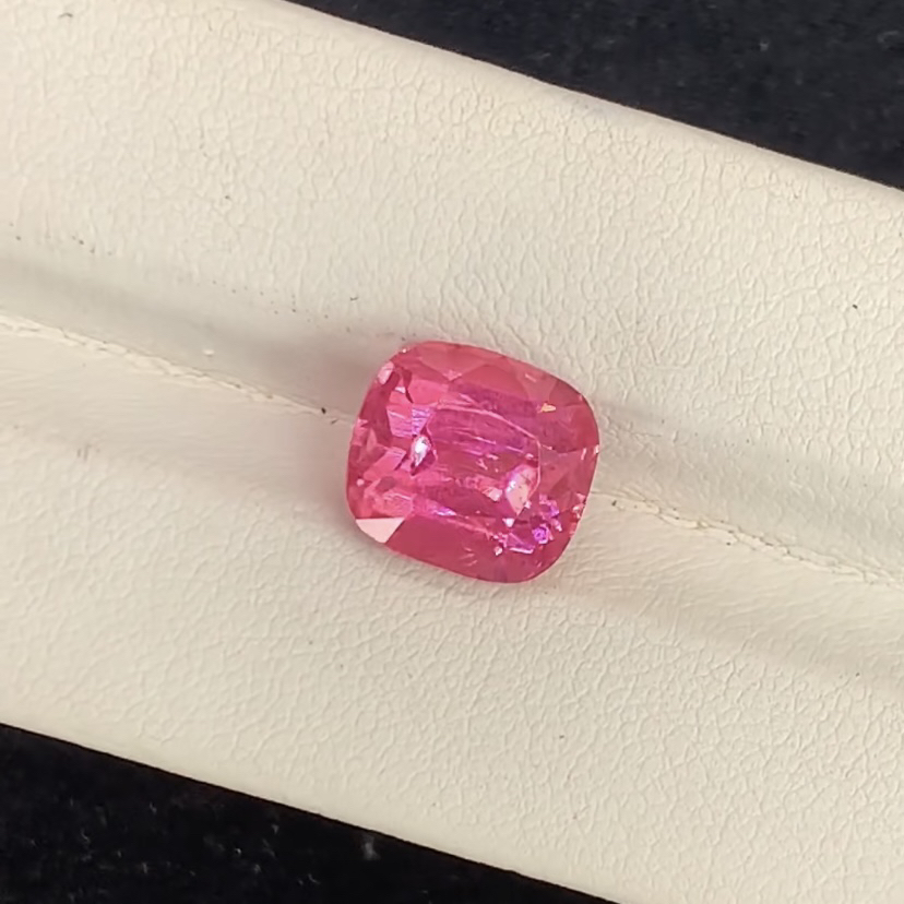天然阿富汗热粉卢比来碧玺 4.83ct尺寸8.9×9.7