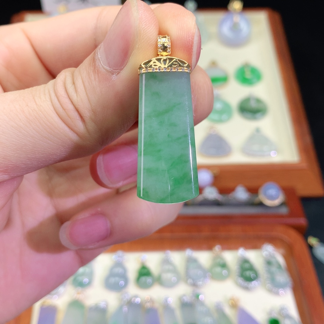 翡翠颈饰18K金镶嵌天然a货翡翠吊坠