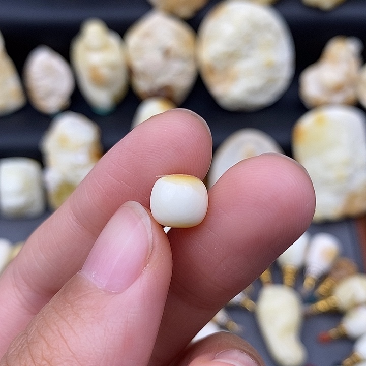 未镶嵌琥珀裸石8老邢b381