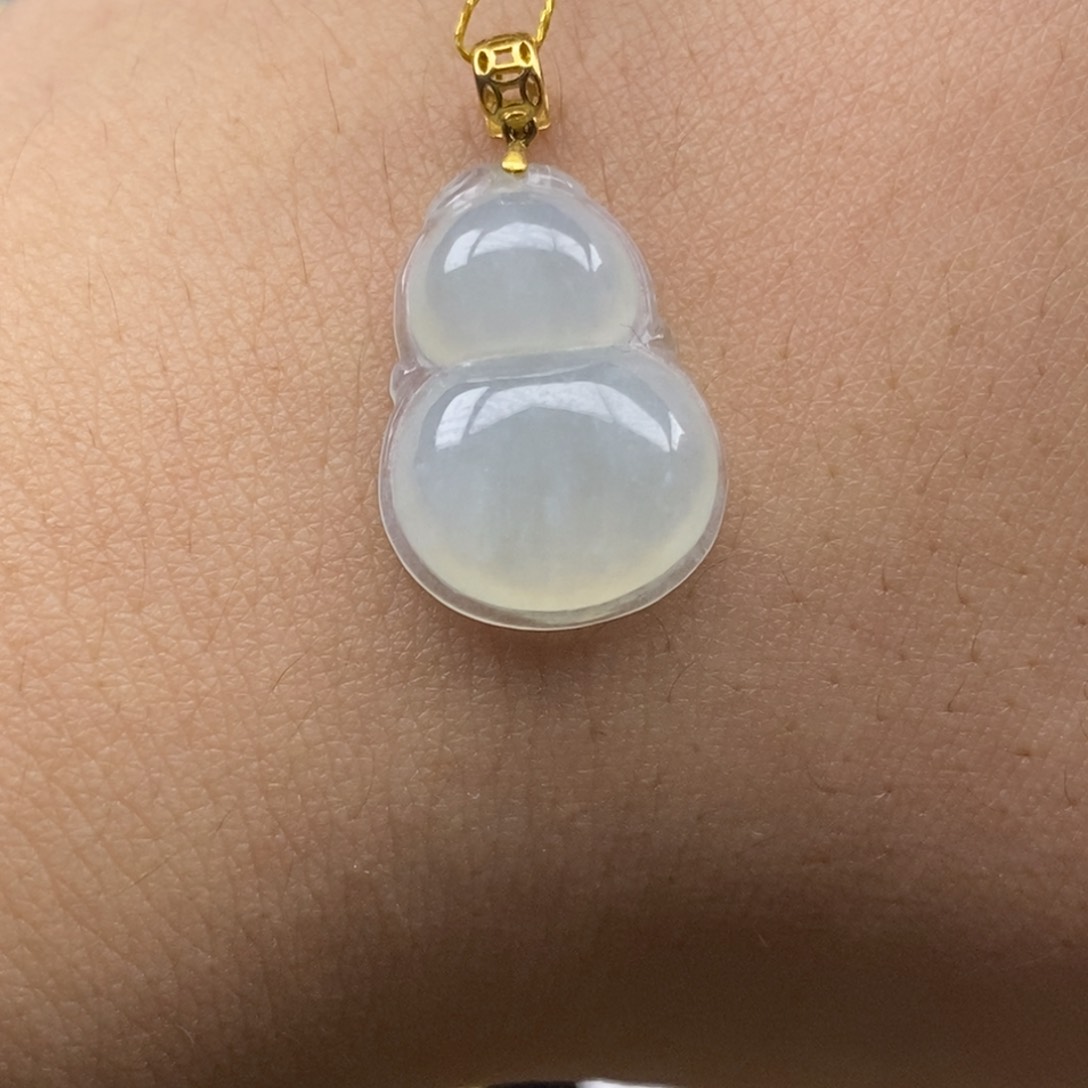 翡翠18K金镶嵌颈饰葫芦