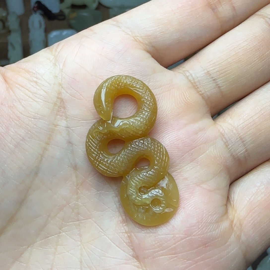 和田玉挂件未镶嵌蛇
