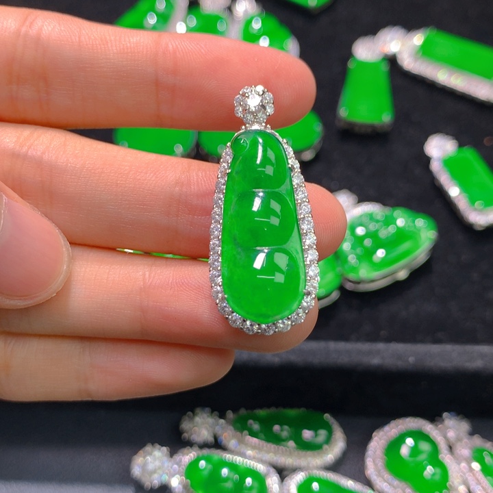 翡翠银S925镶嵌颈饰一个