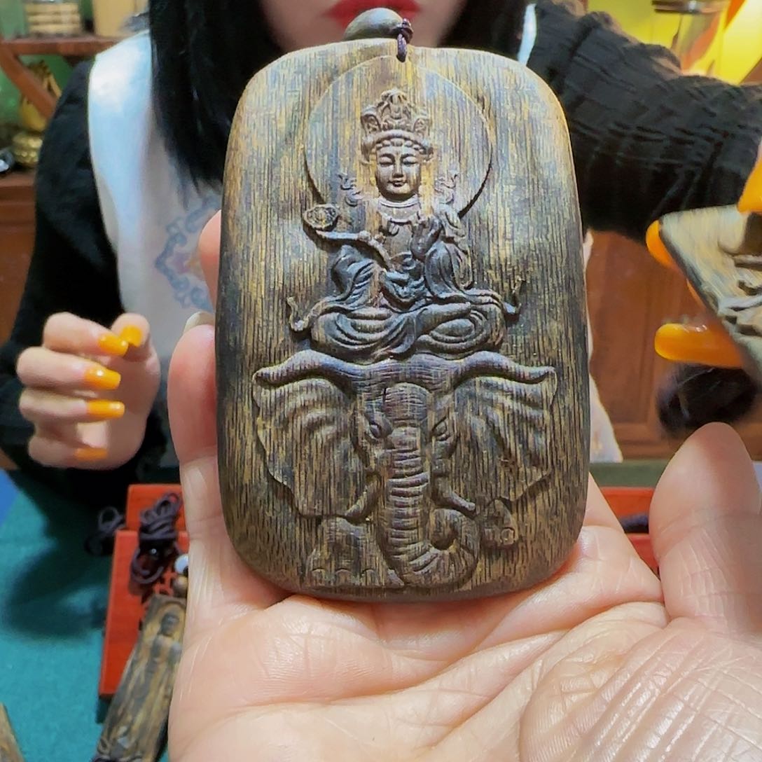 沉香吊坠悦****?海南白奇乌身老料雕刻普贤菩萨37克带绳