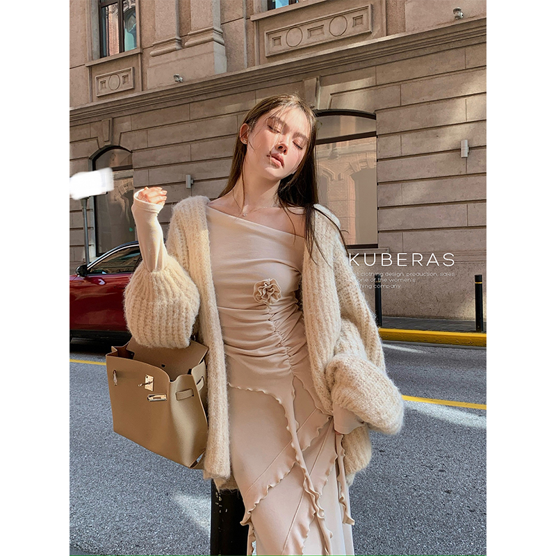 KUBERAS 慵懒风厚实冬毛绒外套连帽毛衣灯笼袖开衫女3色入