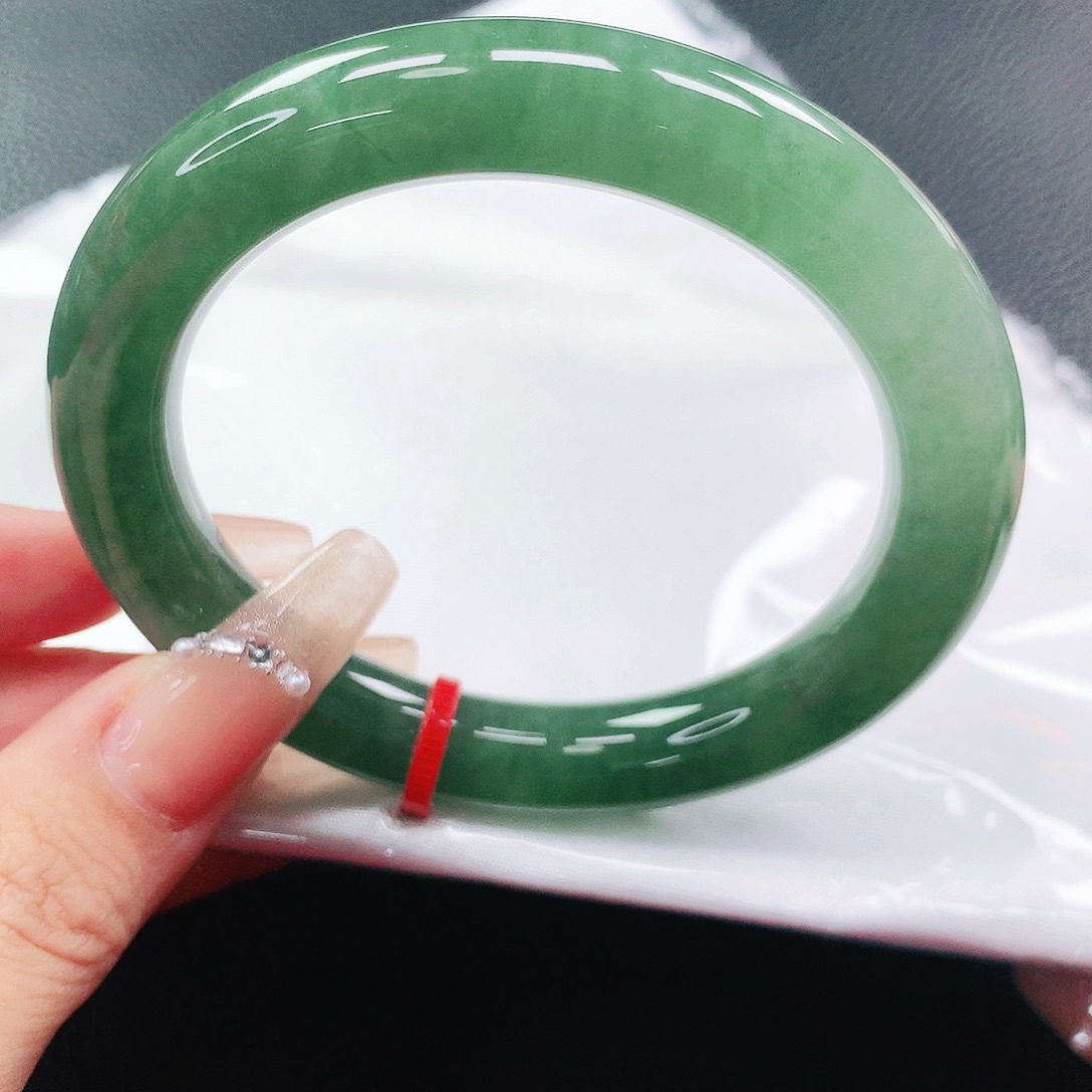 翡翠手镯未镶嵌54圈