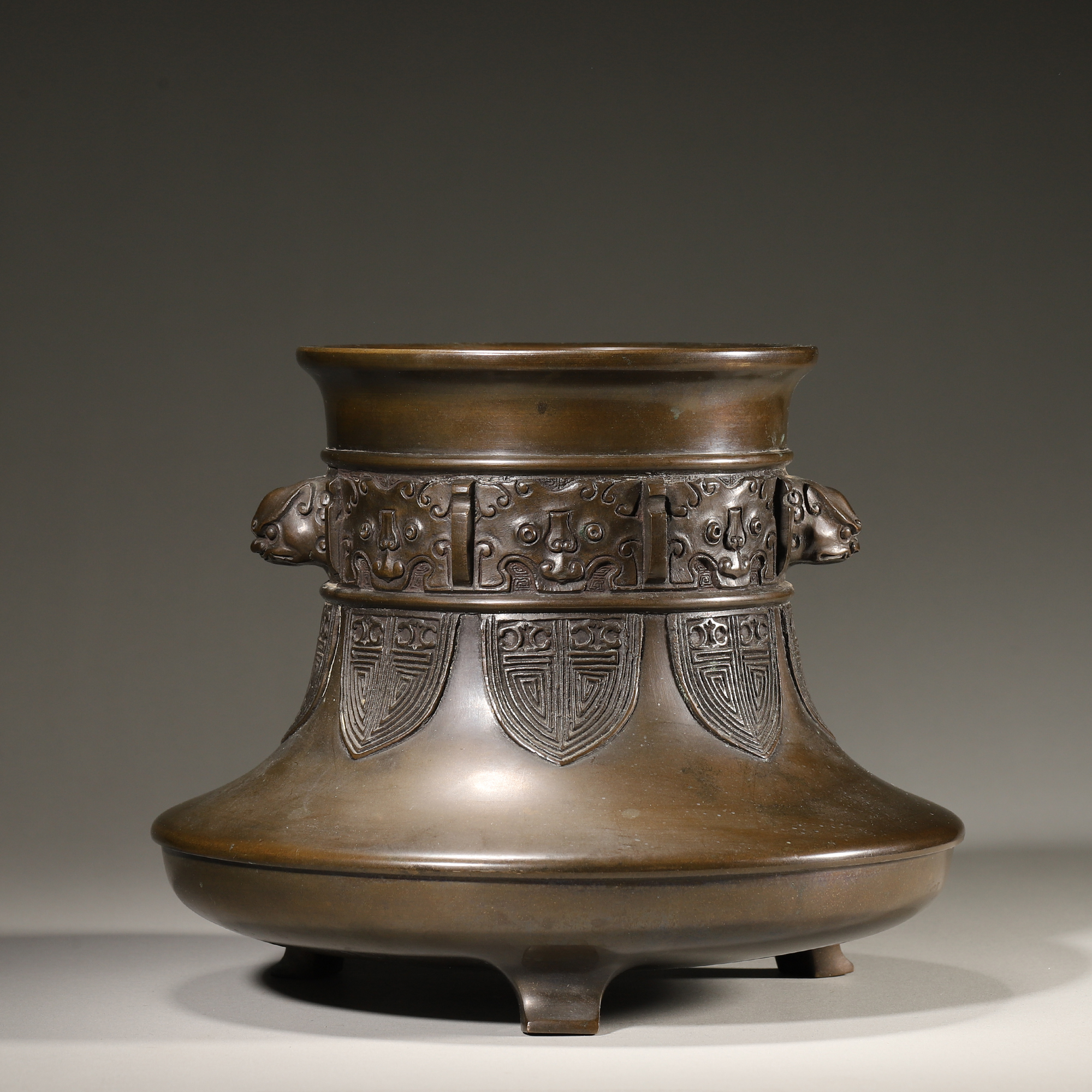 Lot28 清代 饕餮蕉叶纹三足铜尊