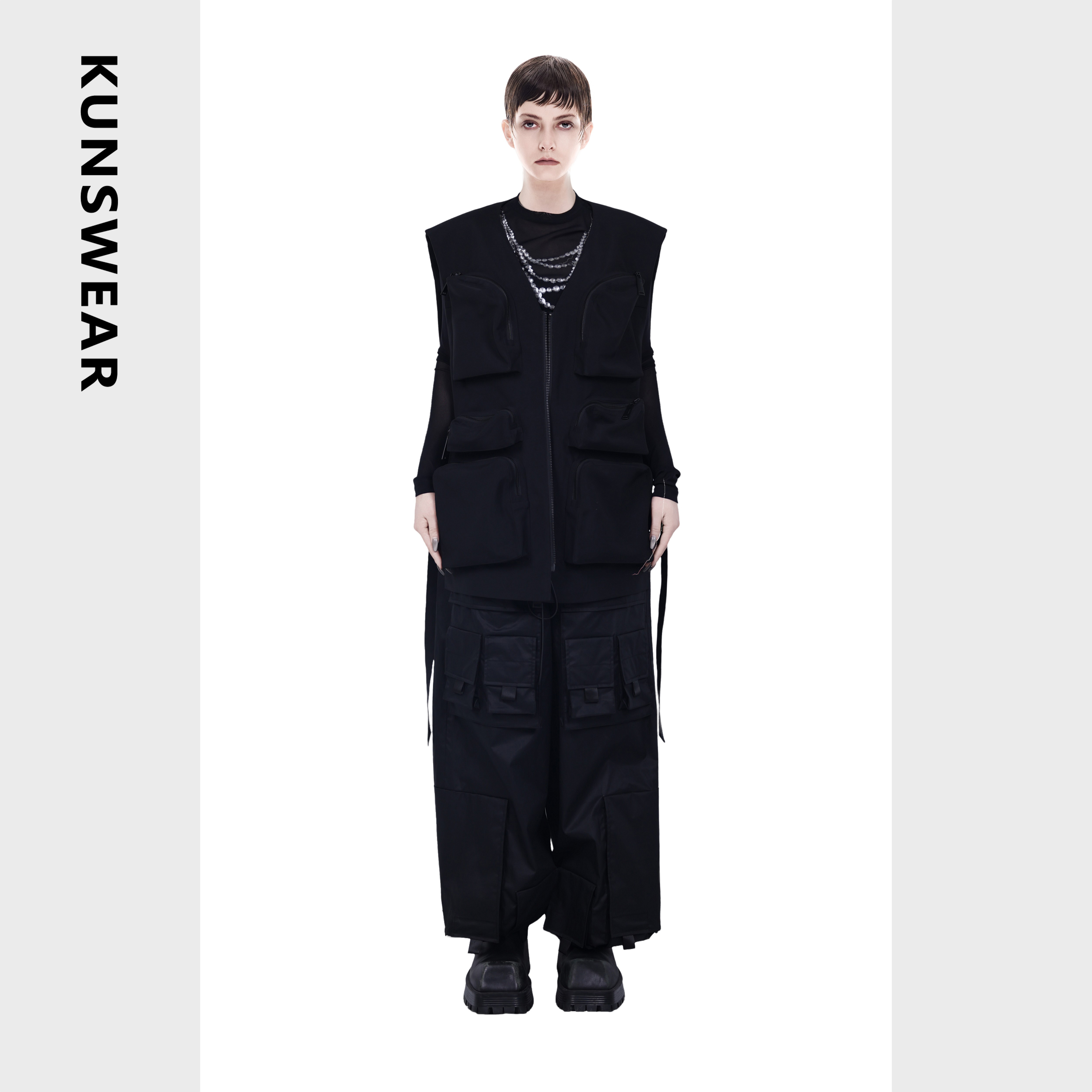 KUNSWEAR/琨丝薇尔25SP 机能风大口袋V领无袖工装马甲 832009030