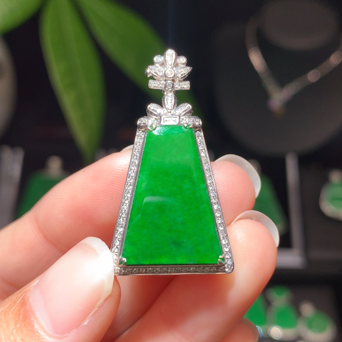 翡翠颈饰18K金镶嵌翡翠