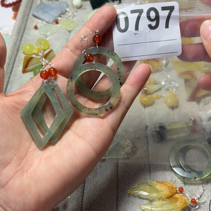 ****草合金蛇纹石玉耳饰