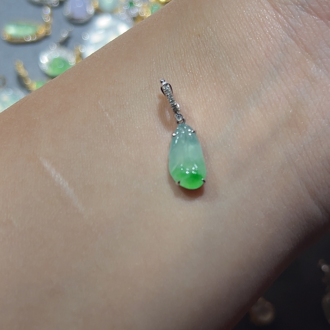 王***陈翡翠18K金镶嵌颈饰