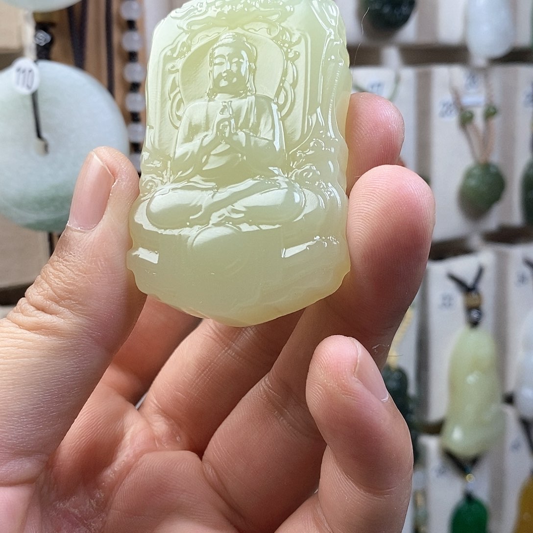 颈饰未镶嵌石英质玉