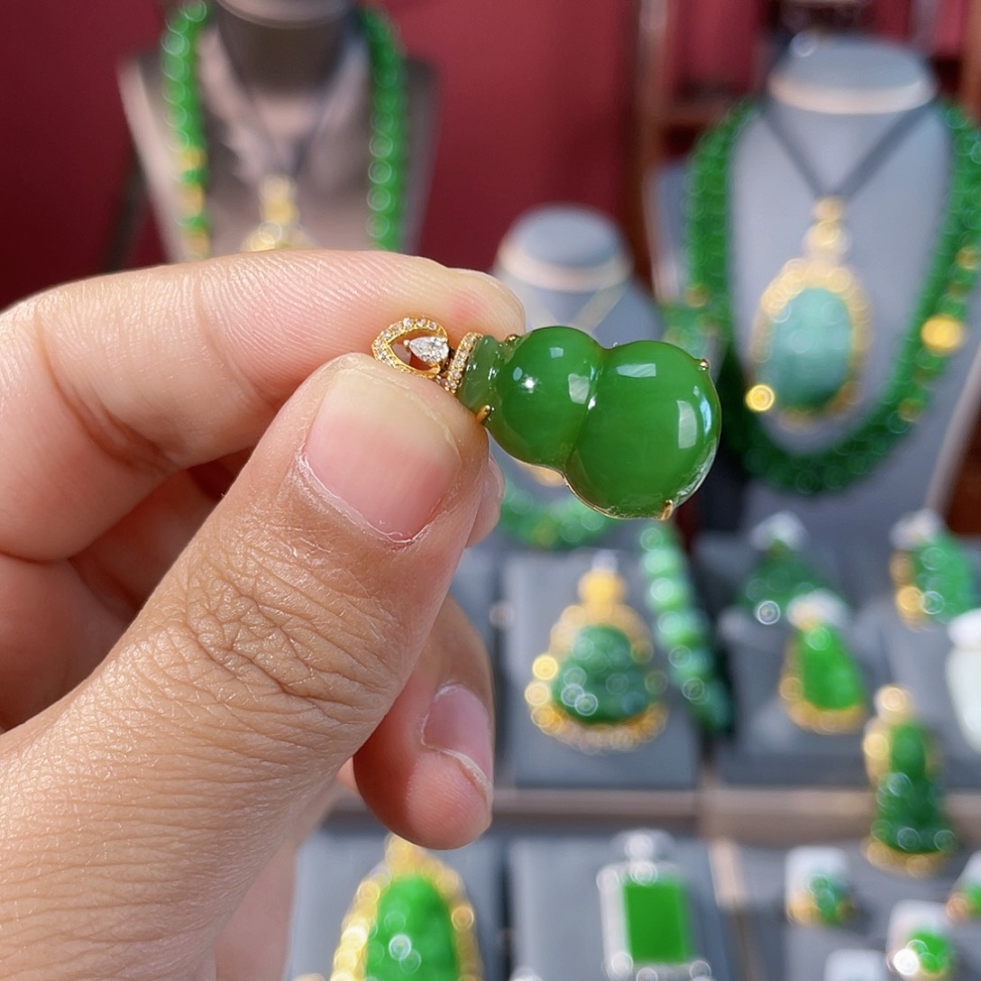 和田玉（碧玉）18K金镶嵌颈饰