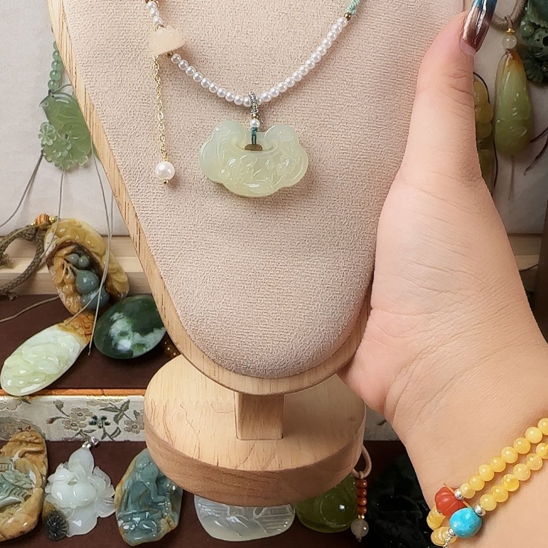 猪***宝蛇纹石玉合金颈饰