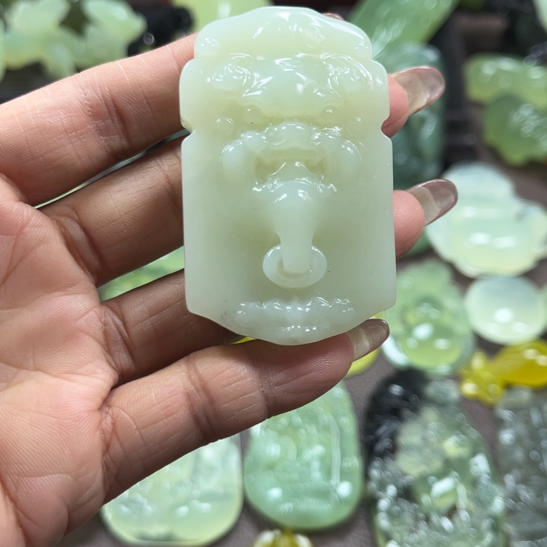 蛇纹石玉未镶嵌颈饰