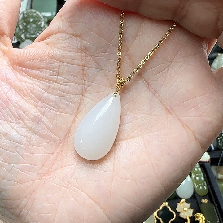 颈饰18K金镶嵌和田玉蜡**欣