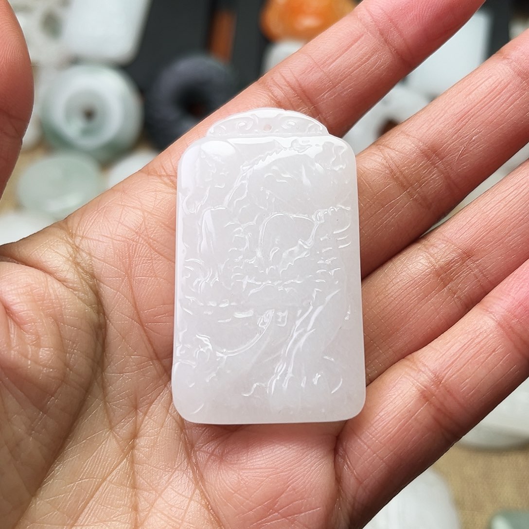 石英质玉颈饰未镶嵌容*