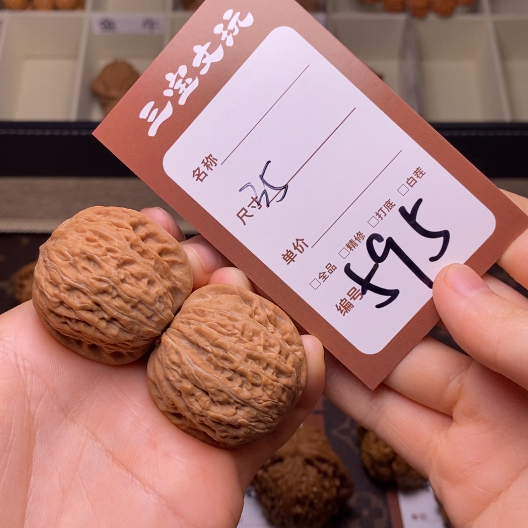 大***.文玩核桃把件35铁锤595。  