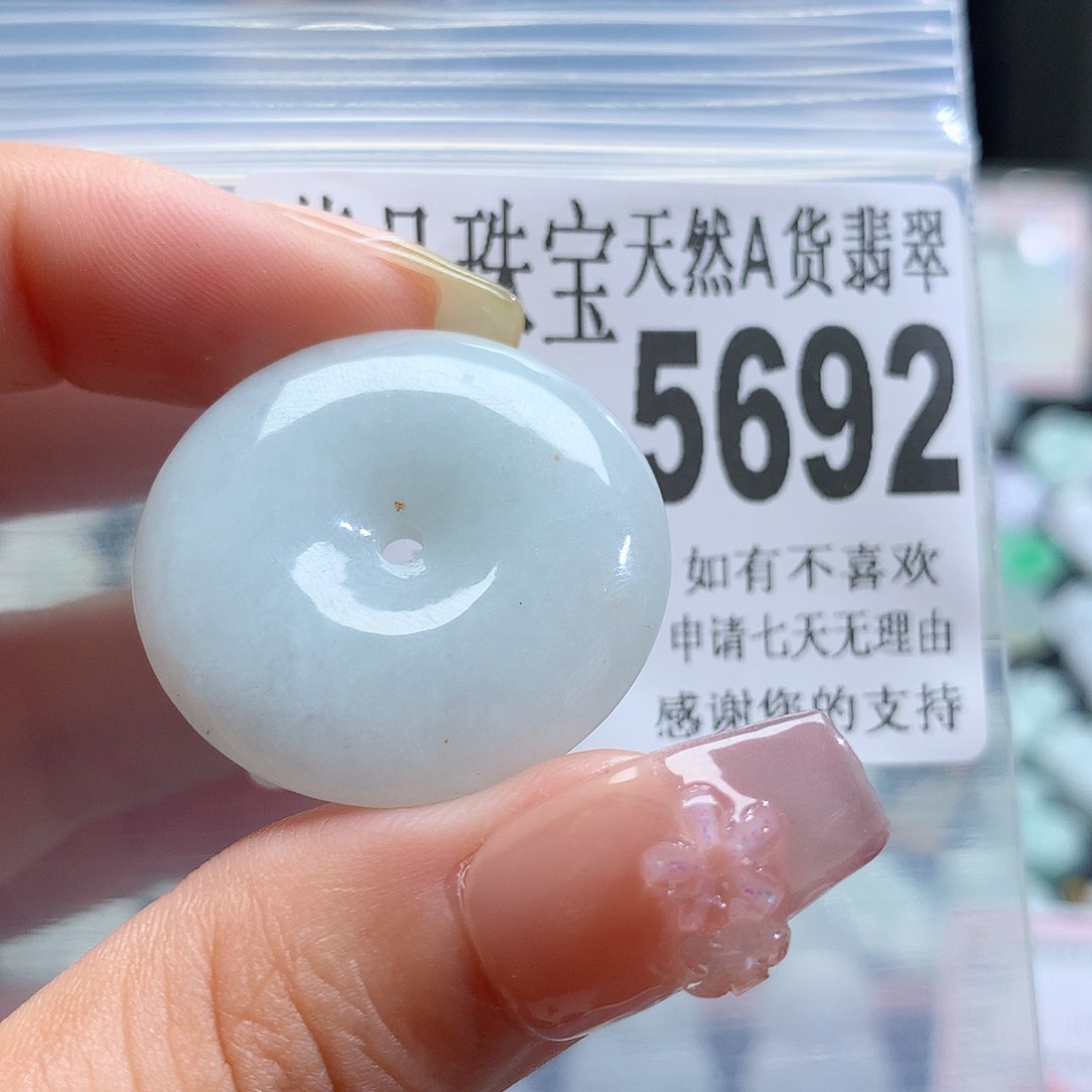 翡翠未镶嵌颈饰，