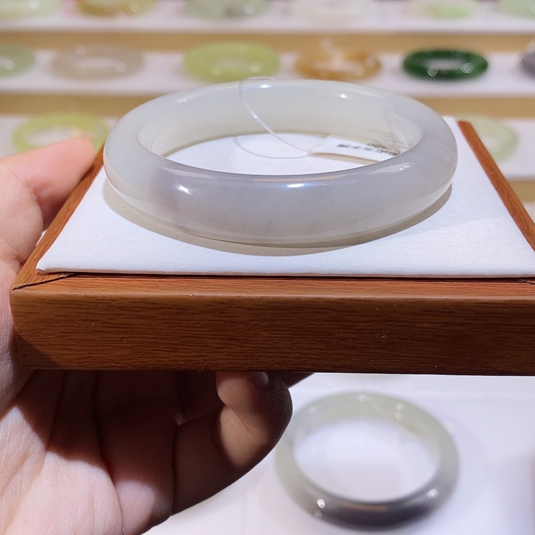 未镶嵌手镯和田玉冰飘紫