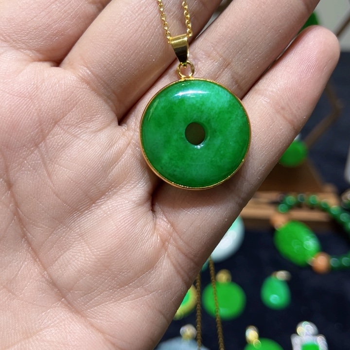 翡翠颈饰未镶嵌吊坠
