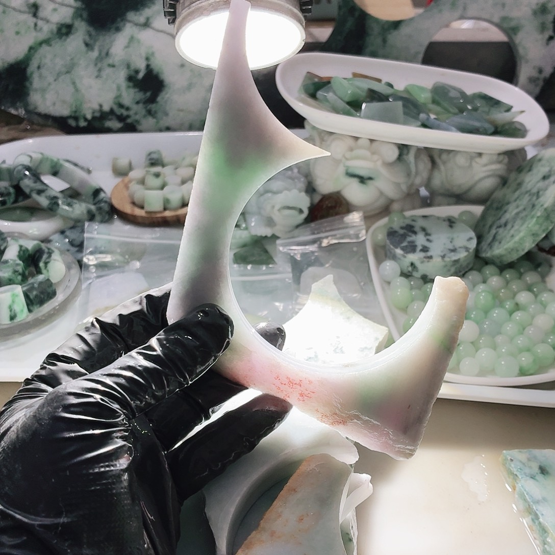 翡翠未镶嵌颈饰边角料