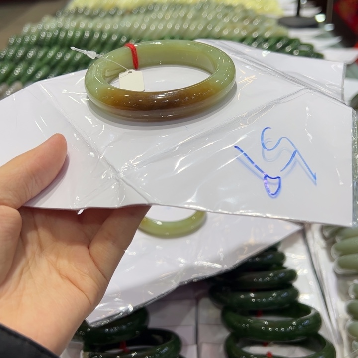 和田玉未镶嵌手镯