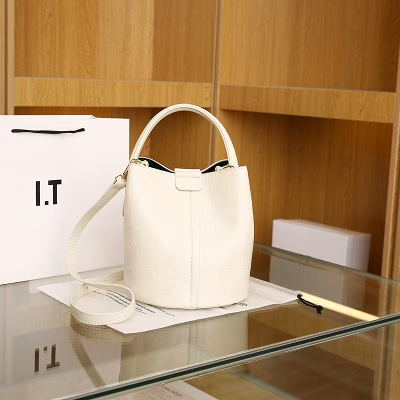 女版水桶包轻奢时尚百搭小众潮流设计师斜跨气质白色休闲女士包包