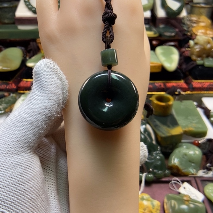 吊坠(赠链)未镶嵌岫岩老玉（透闪石质玉）多*