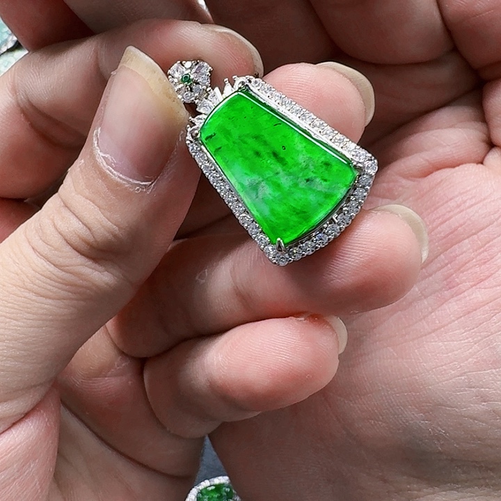 翡翠颈饰未镶嵌天然A货翡翠放漏