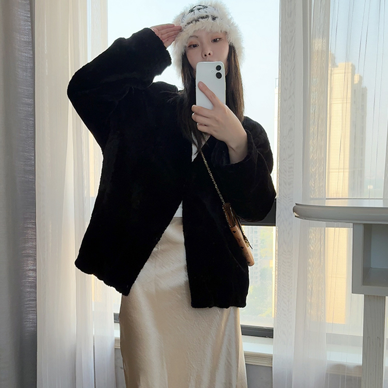 静泌黑钻 卡拉库尔 V领款原生态羊皮毛一体女外套慵懒风2511