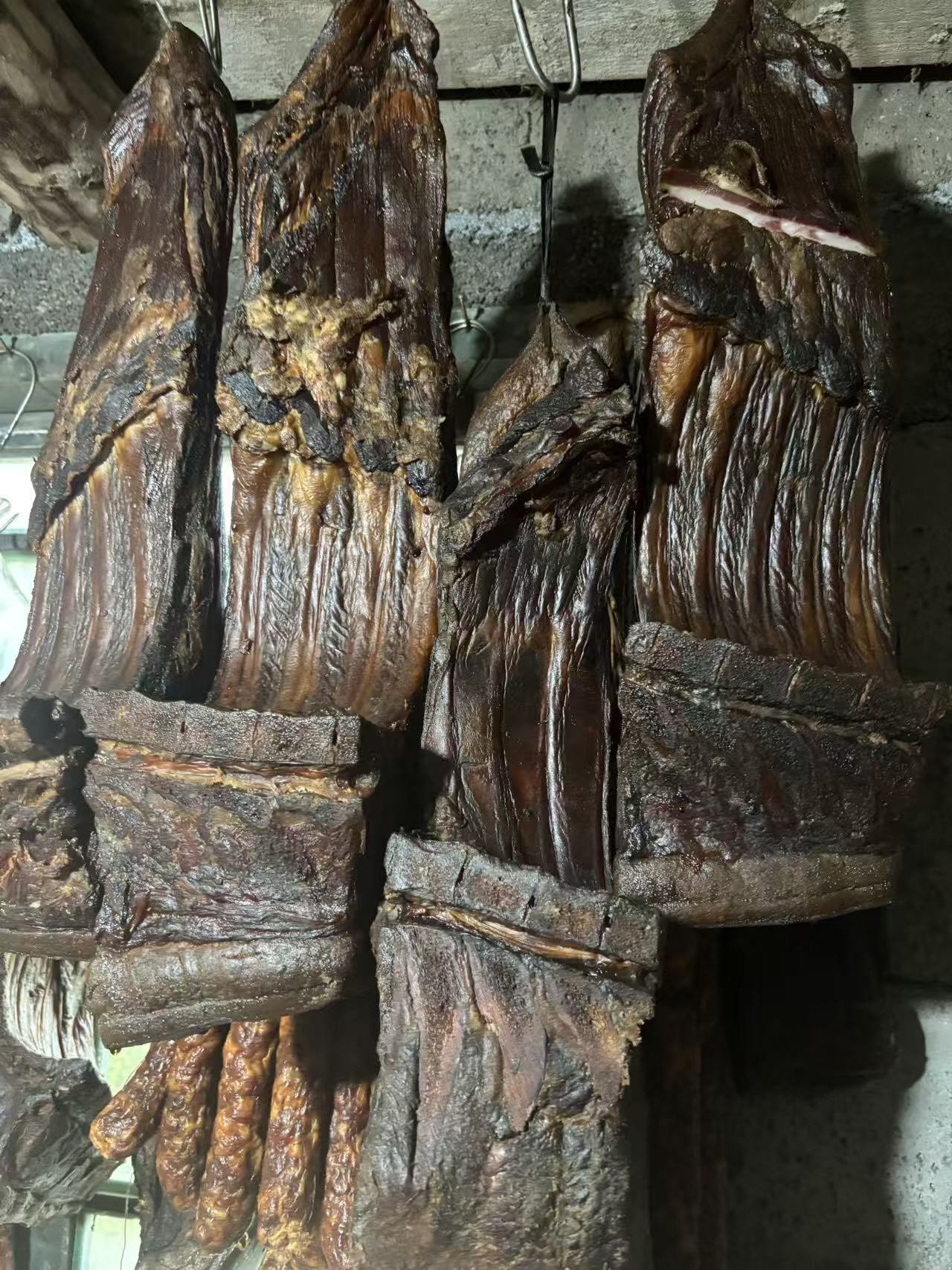 湖北农家风味柴火烟熏宝肋肉整块现