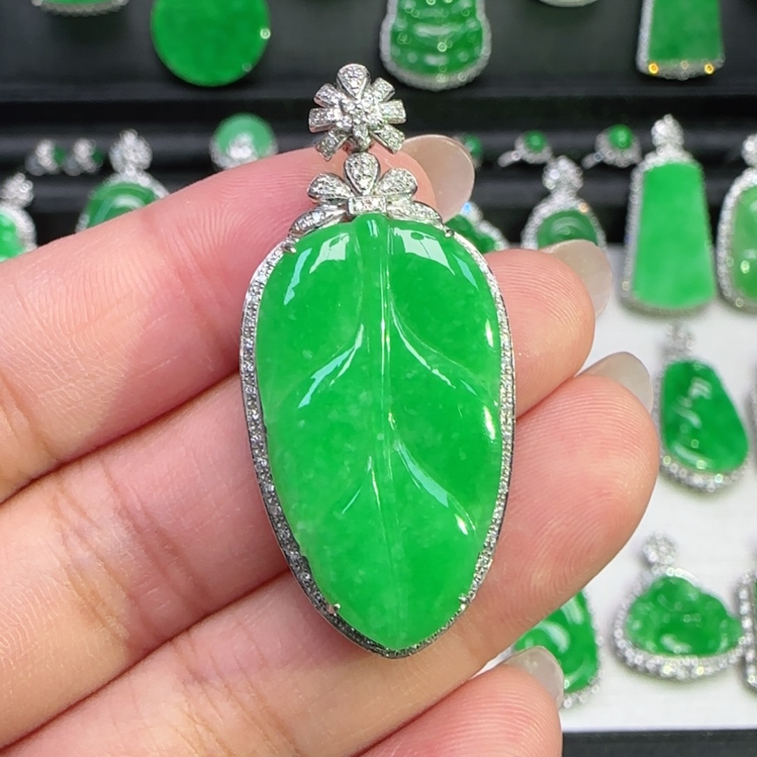 翡翠18K金镶嵌颈饰吊坠