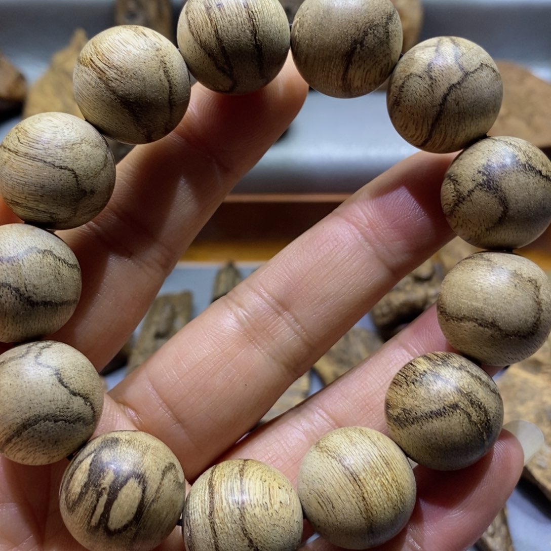 沉香木吊坠达拉干与8分沉卡1.8、重25.9克