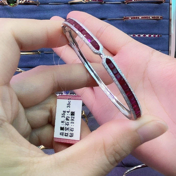 手镯18K金镶嵌红宝石4.35克拉鸽血红