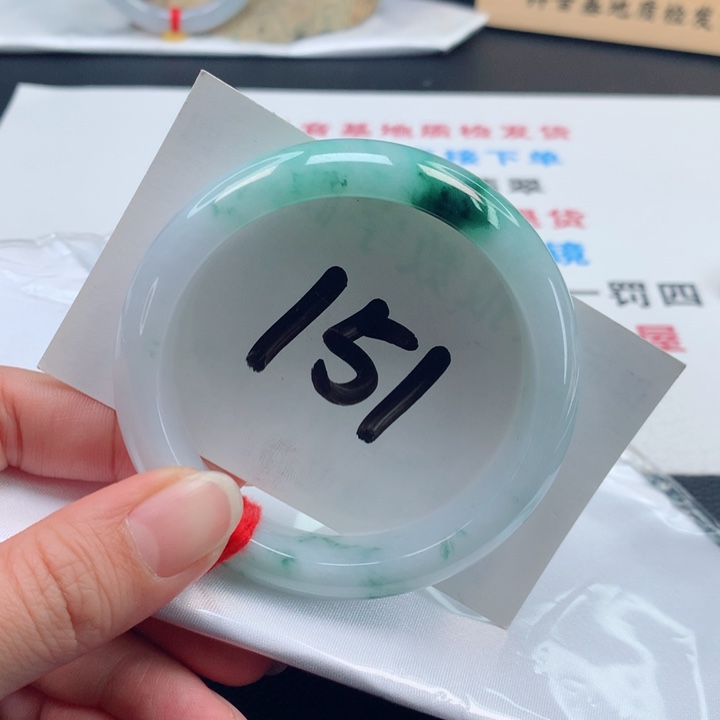 翡翠手镯未镶嵌冰