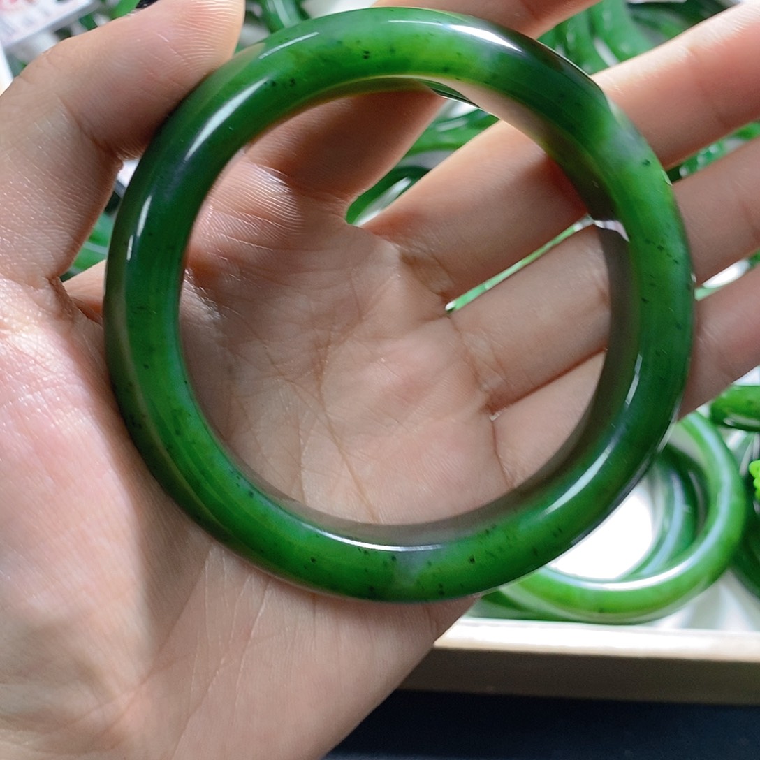 平***真和田玉（碧玉）未镶嵌手链