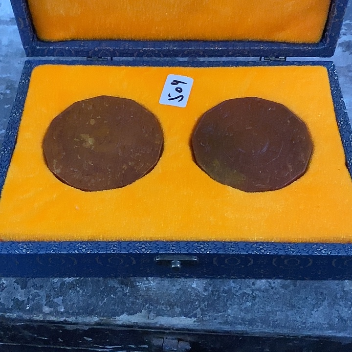 要我来帮他拿衣服