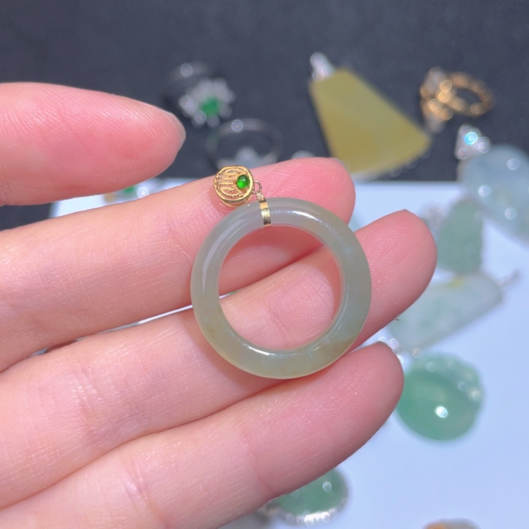 翡翠颈饰18K金镶嵌翡翠