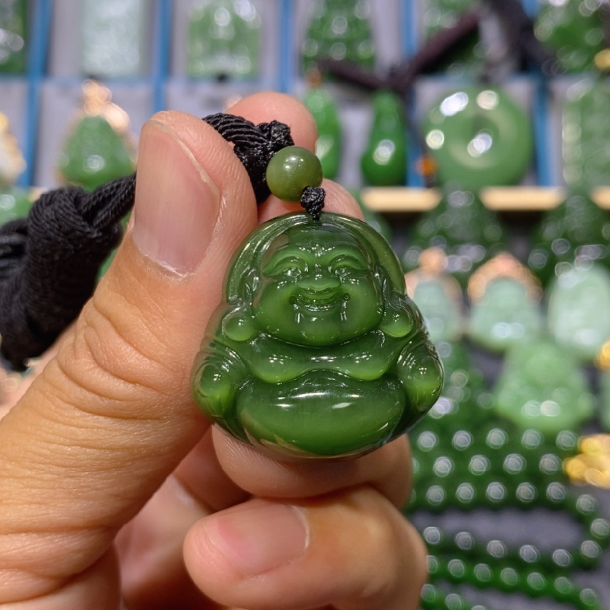 【闪购商品】和田玉吊坠(不含链)未镶嵌辣绿微猫眼佛公 27/11.8