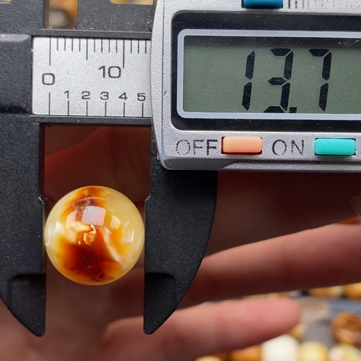 裸石琥珀未镶嵌圆珠