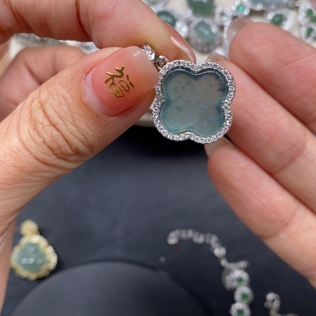 翡翠颈饰未镶嵌翡翠