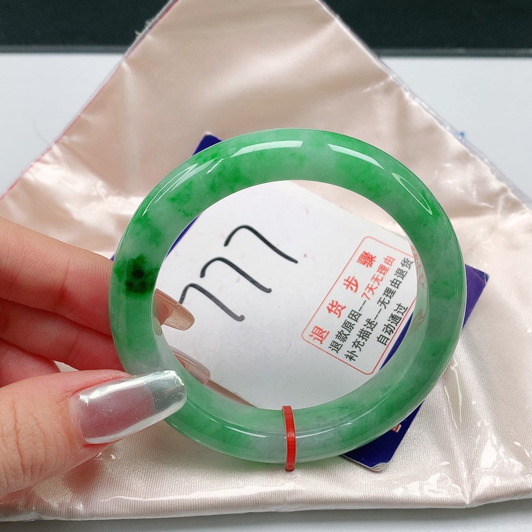 翡翠手镯未镶嵌翡翠手镯