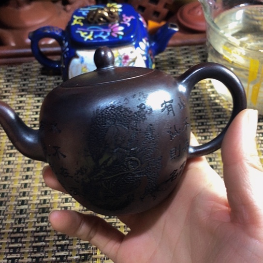 紫砂茶壶原矿泥料手工制作紫砂壶。